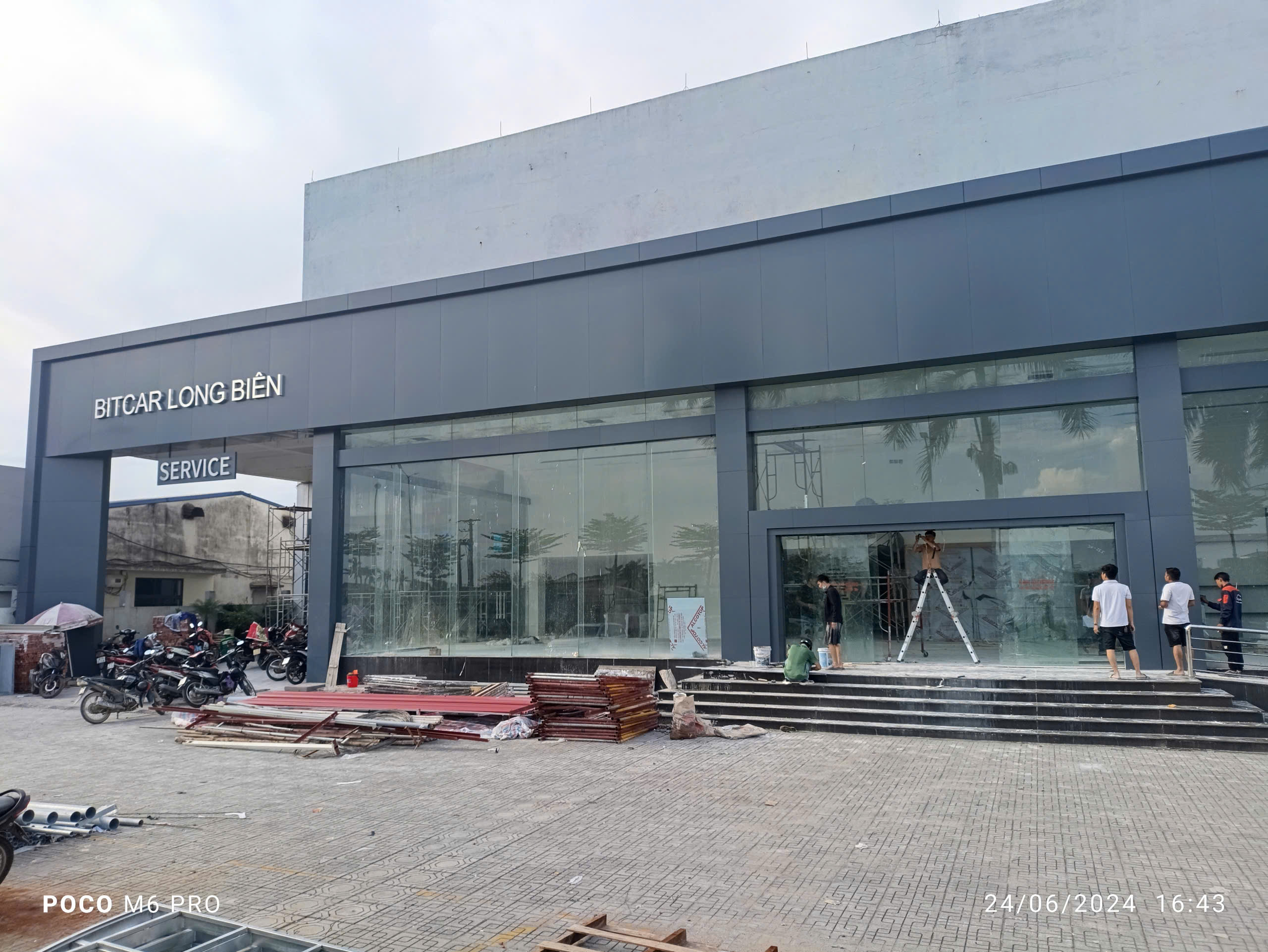 Thi Công ốp Aluminium Tại Showroom Byd Long Biên