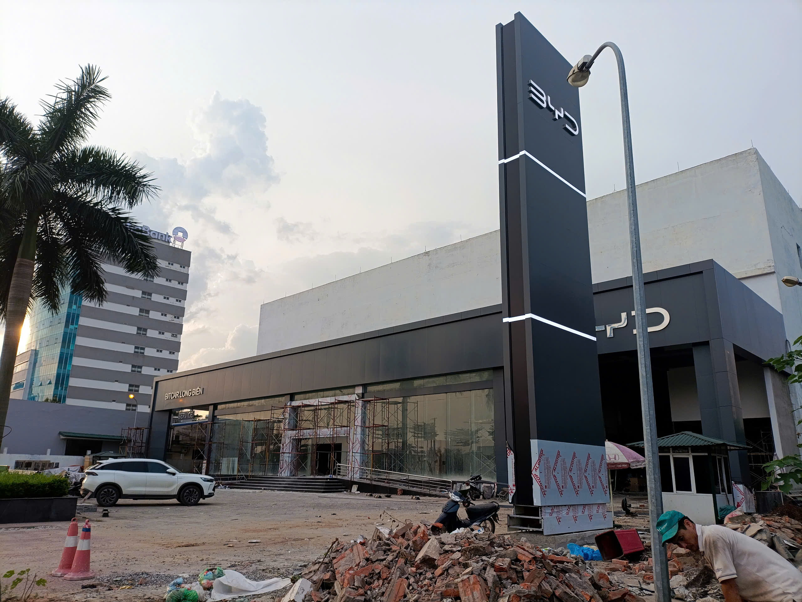 Thi Công ốp Aluminium Tại Showroom Byd Long Biên