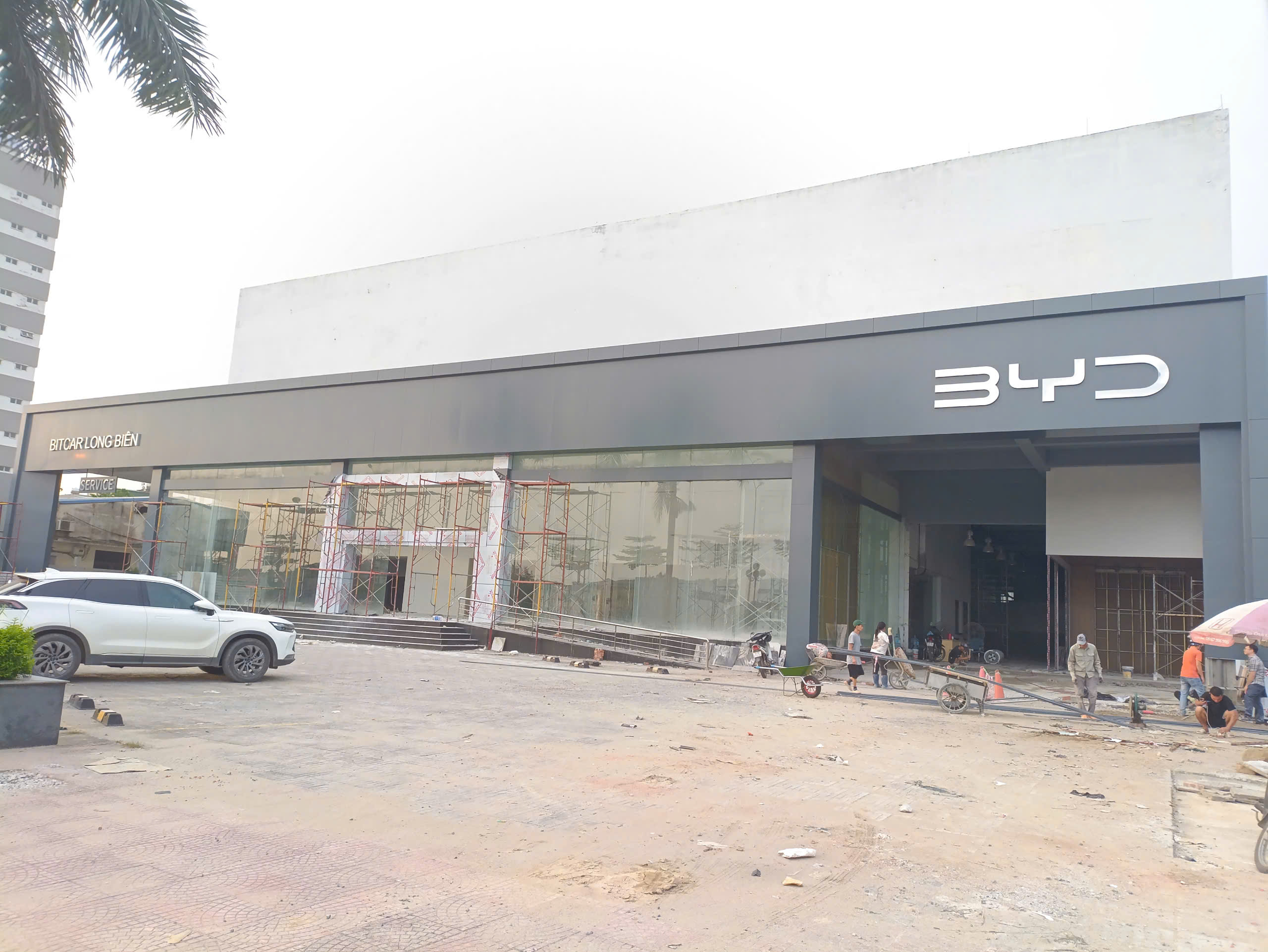 Thi Công ốp Aluminium Tại showroom BYD Long Biên