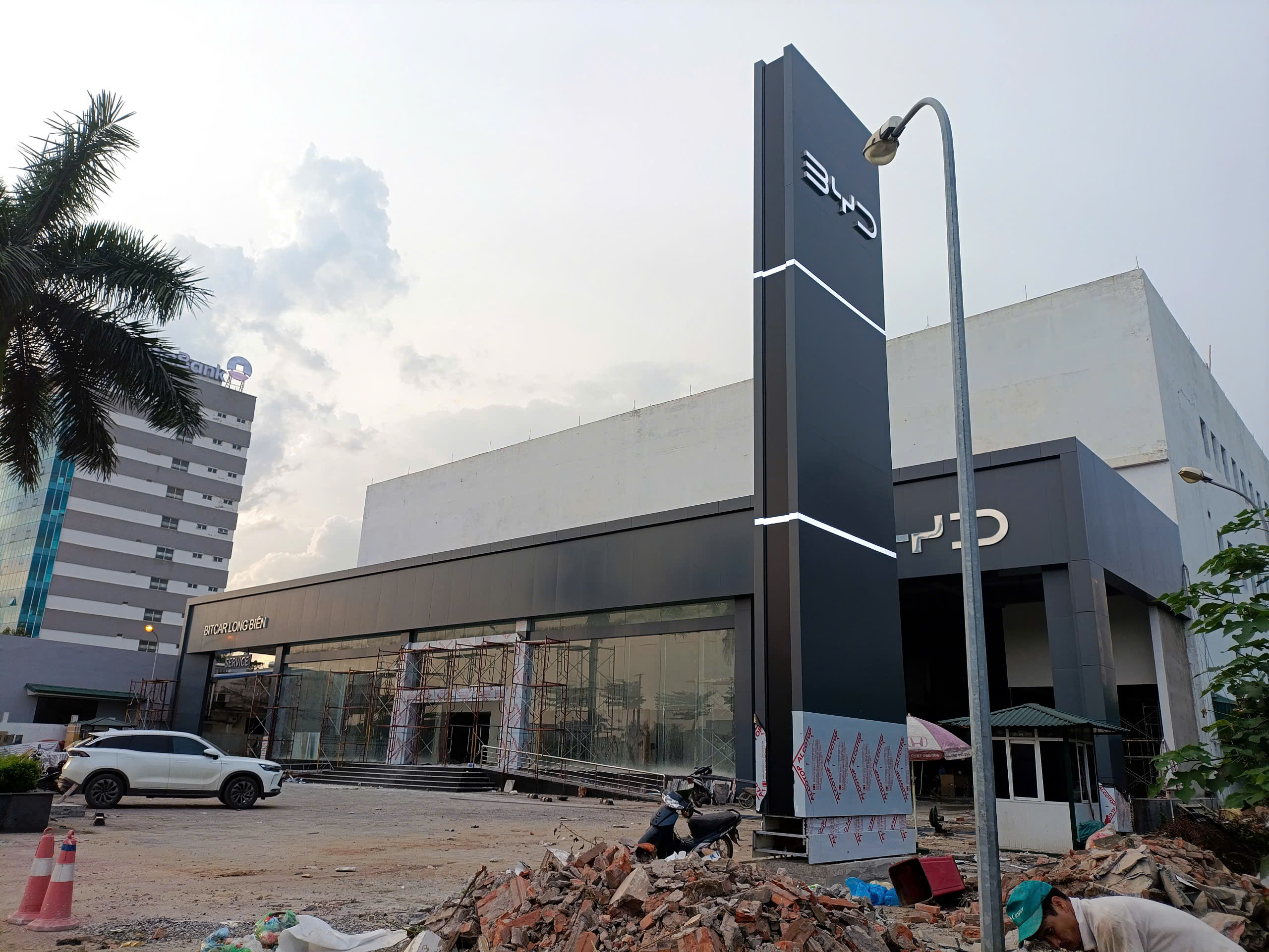 Thi Công ốp Aluminium Tại Showroom Byd Long Biên