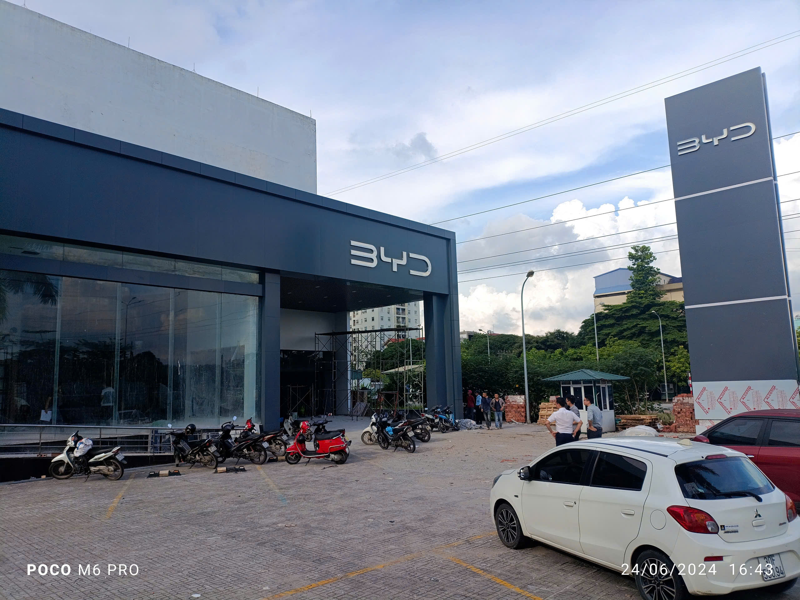 Thi Công ốp Aluminium Tại Showroom Byd Long Biên