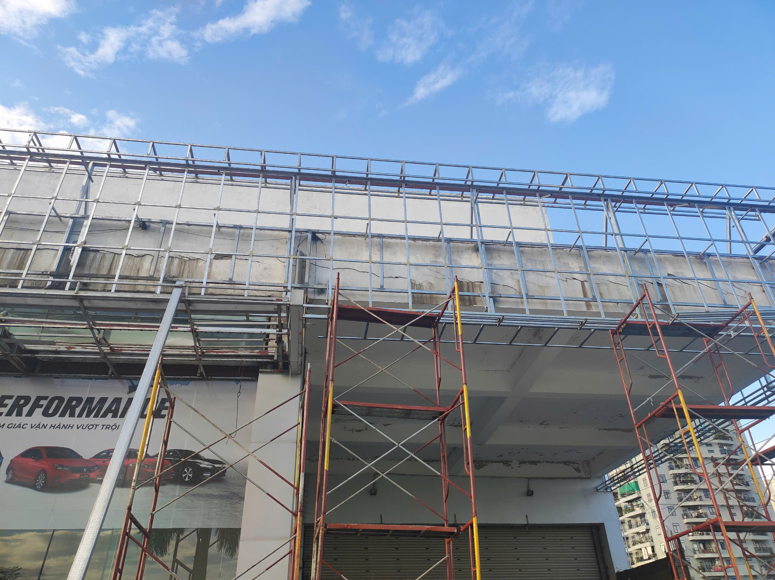 Thi Công ốp Aluminium Tại Showroom Byd Long Biên
