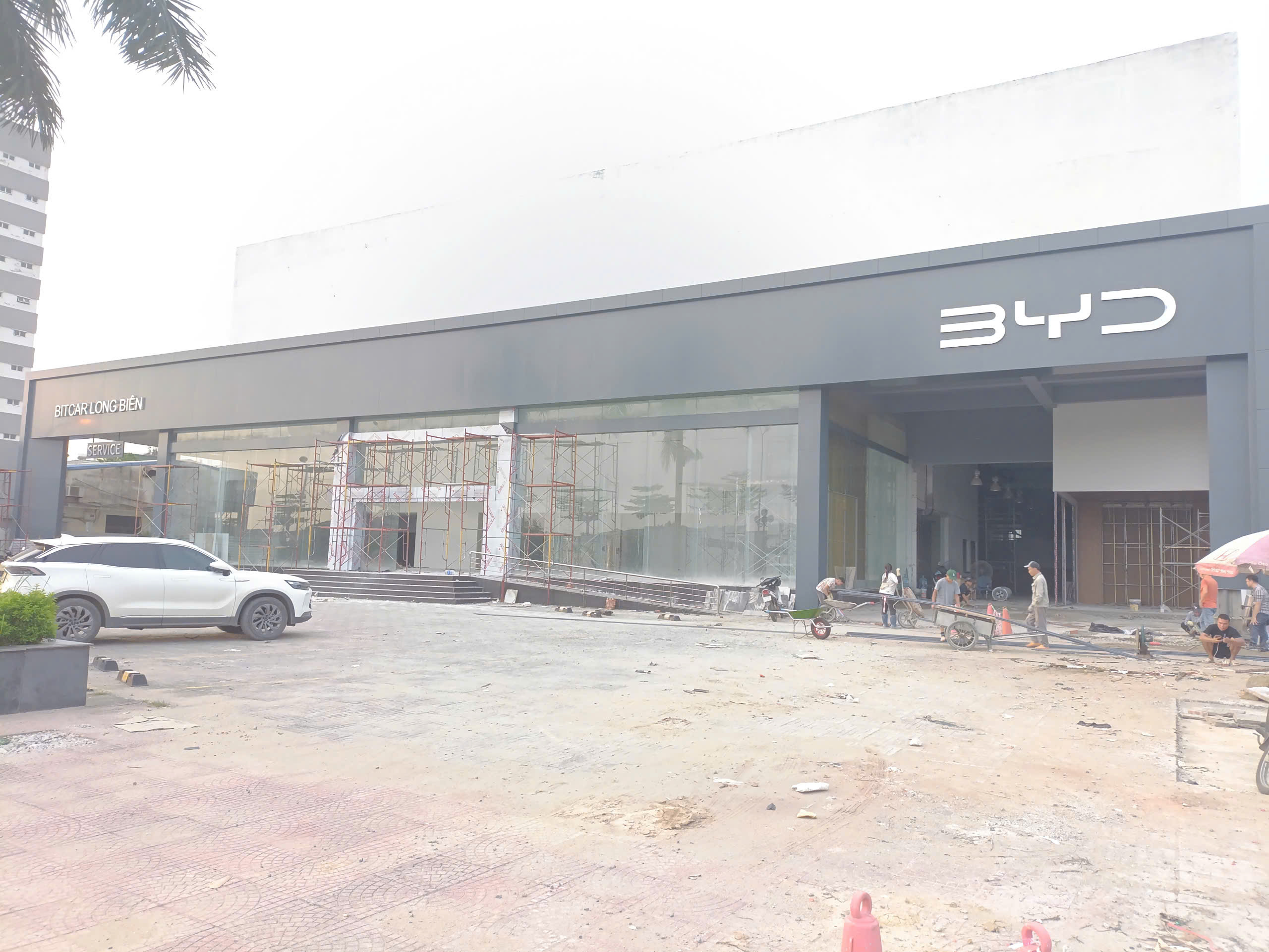 Thi Công ốp Aluminium Tại Showroom Byd Long Biên