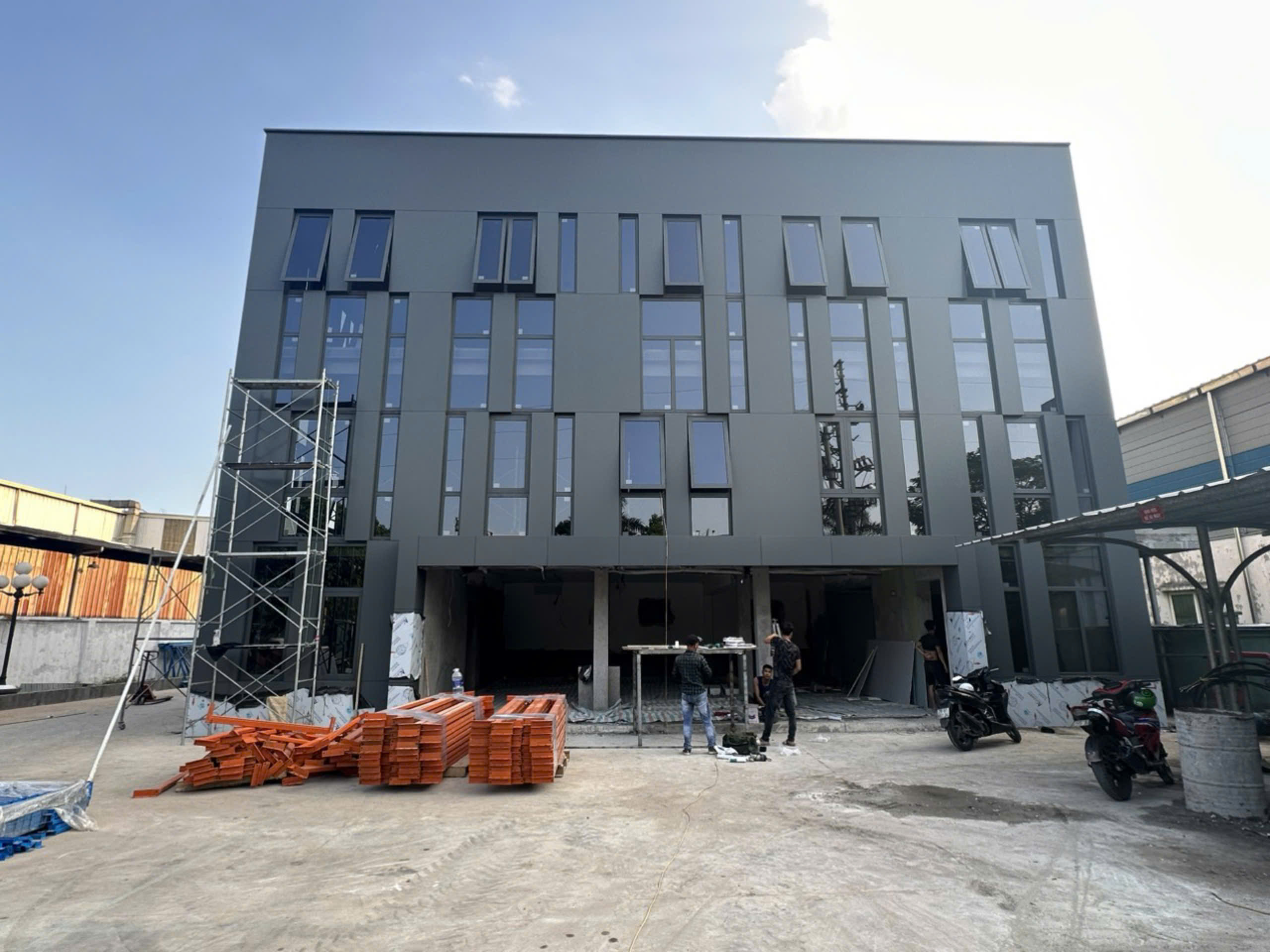 Ốp Alu Mái Sảnh Công Trình Trung Tâm Huấn Luyện Bồi Dưỡng Nghiệp Vụ Công An